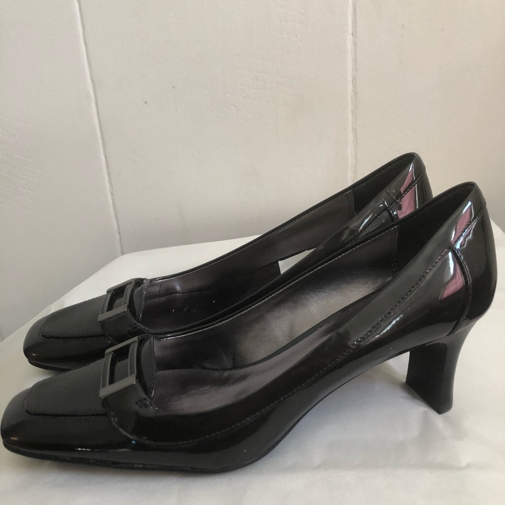 NWT Circa Joan & David Mara Pewter Heels, Size 8